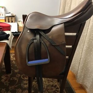 Courbette saddle